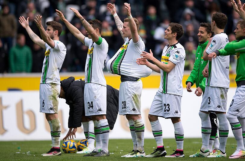 Die Gladbacher jubeln nach dem Sieg gegen Hoffenheim vor den Fans.