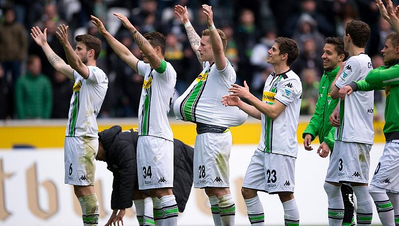 Die Gladbacher jubeln nach dem Sieg gegen Hoffenheim vor den Fans. Die Gladbacher jubeln nach dem Sieg gegen Hoffenheim vor den Fans.