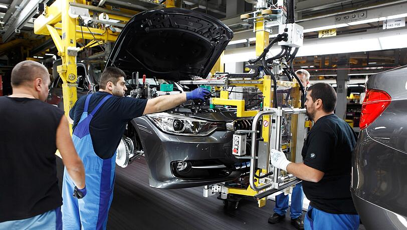 Die Gehälter in der Autoindustrie oder Finanzbranche überragen andere Branchen. Die Gehälter in der Autoindustrie oder Finanzbranche überragen andere Branchen.