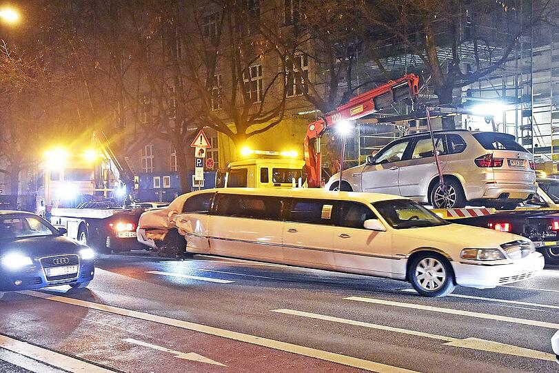 In der Blumenstraße hat es am Samstagabend heftig geknallt - die Bilder von der Unfallstelle.