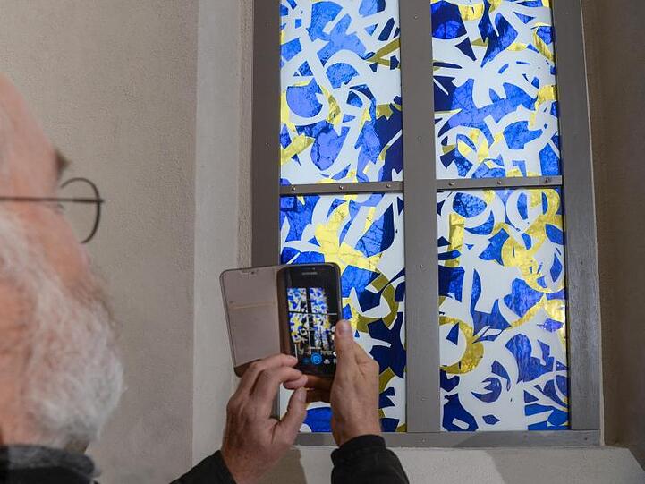 Eines der drei neuen Chorfenster in der Dorfkirche von Großbadegast.