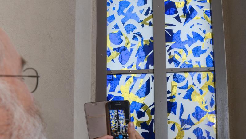 Eines der drei neuen Chorfenster in der Dorfkirche von Großbadegast. Eines der drei neuen Chorfenster in der Dorfkirche von Großbadegast.