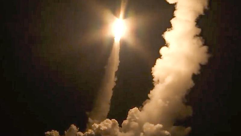 Interkontinentalraketen werden vom Atom-U-Boot K-551 Wladimir Monomach abgefeuert.
