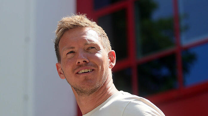 Julian Nagelsmann an seinem neuen Arbeitsplatz, dem Trainingsgelände an der Säbener Straße.
