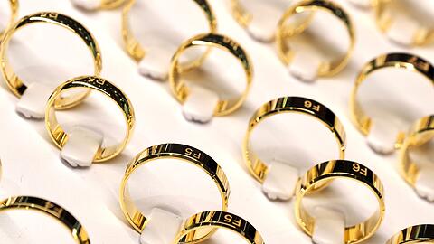 Goldene Eheringe sind auf der Messe Inhorgenta bei einem Aussteller zu sehen.