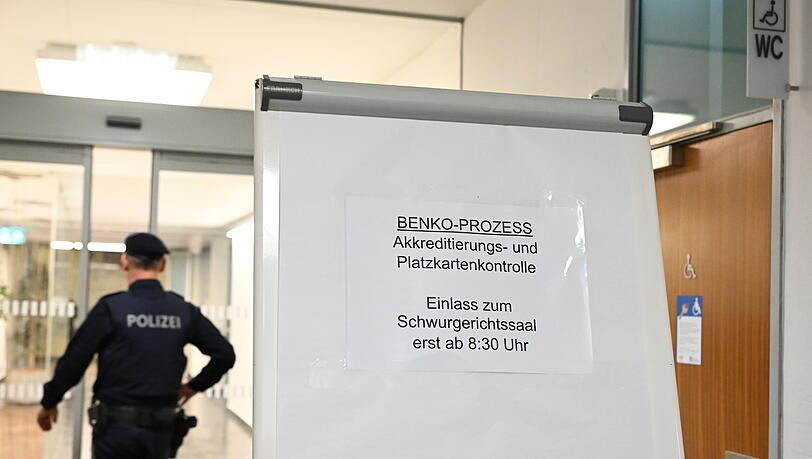 Ein Polizist und eine Hinweistafel vor Beginn des Prozesses gegen den Signa-Gründer René Benko. Ein Polizist und eine Hinweistafel vor Beginn des Prozesses gegen den Signa-Gründer René Benko.