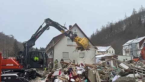 Einsatzkr&auml;fte am eingest&uuml;rzten Haus in Albstadt.