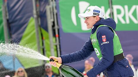 Marius Lindvik siegte beim Saisonabschluss.