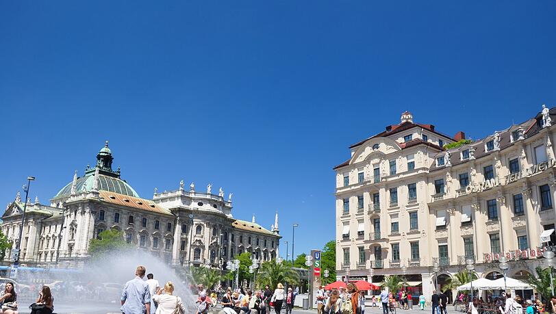 An hei&szlig;en Tagen locken die Font&auml;nen am M&uuml;nchener Karlsplatz zur Abk&uuml;hlung.