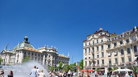 An hei&szlig;en Tagen locken die Font&auml;nen am M&uuml;nchener Karlsplatz zur Abk&uuml;hlung.