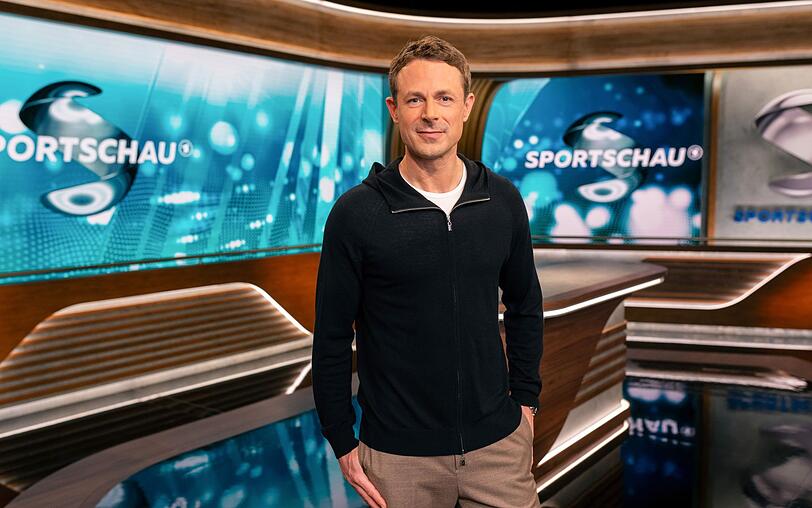 Die Öffentlich-Rechtlichen übertragen weiterhin keine Live-Spiele der obersten deutschen Fußball-Spielklassen, dafür bleiben weiterhin die Highlight-Zusammenfassungen (im Bild: "Sportschau"-Moderator Alexander Bommes). Außerdem zeigen ARD und die dritten Programme zahlreiche Live-Spiele aus der 3. Bundesliga. Die Öffentlich-Rechtlichen übertragen weiterhin keine Live-Spiele der obersten deutschen Fußball-Spielklassen, dafür bleiben weiterhin die Highlight-Zusammenfassungen (im Bild: "Sportschau"-Moderator Alexander Bommes). Außerdem zeigen ARD und die dritten Programme zahlreiche Live-Spiele aus der 3. Bundesliga.