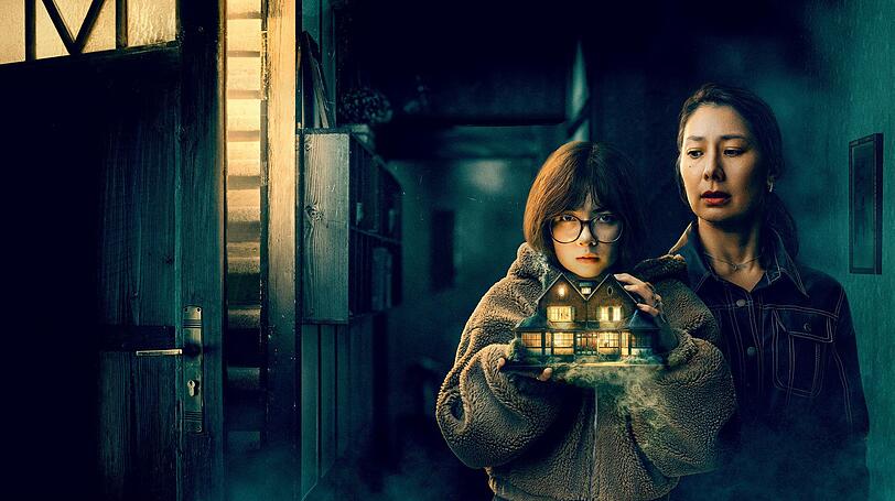 ARD-Mystery-Serie "House of Yang": Jessie (Elisa Hofmann, rechts) und Teenagertochter Mila (Purnima Grätz) tauchen in Jessies Elternhaus und seine komplexe Geschichte ein. ARD-Mystery-Serie "House of Yang": Jessie (Elisa Hofmann, rechts) und Teenagertochter Mila (Purnima Grätz) tauchen in Jessies Elternhaus und seine komplexe Geschichte ein.