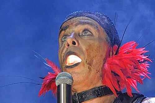 Es gibt keine Stelle bei Rammstein, an der nicht ein Spezialeffekt untergebracht werden kann: Sänger Till Lindemann brachte das Kunststück fertig, mit dieser Beleuchtung auch noch zu singen.