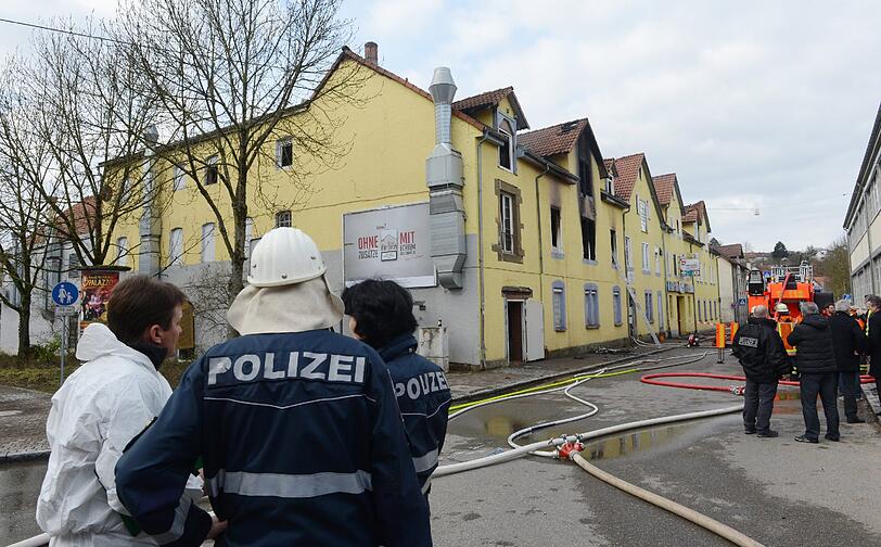 In den Flammen kamen mindestens acht Menschen ums Leben, darunter sieben Kinder. Die Bilder von den Löscharbeiten.