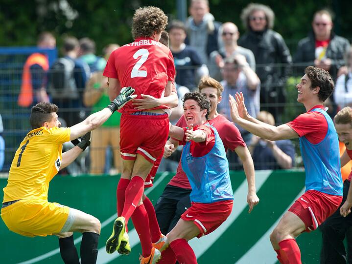 Die Entscheidung  fiel dann erst mit dem 16. Strafstoß. Constantin Schöttgen verwandelte seinen Versuch und ließ den SCF jubeln.