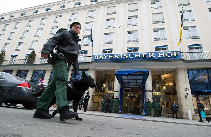 Am Freitag um 6 Uhr ging's los: Auf den Dächern sind Scharfschützen postiert. Absperrgitter blockieren die Zufahrtsstraßen. Rund um den Bayerischen Hof patrouillieren Polizisten mit Bombendetektoren und Spürhunden.