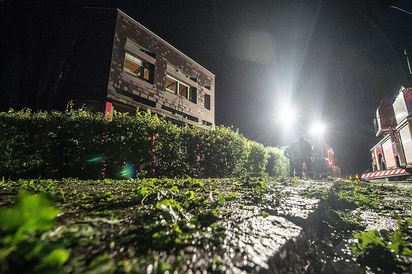 Feuerwehrmänner versuchen in der Nacht zum Freitag den Schaden in der Mittelschule von Ruhmannsfelden zu begrenzen. Die Bilder vom Einsatz.