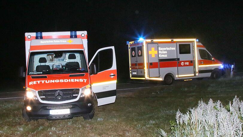 Schwierige Rettungsaktion: Drei junge Männer sind mit einem Auto in ein Waldstück gerast und mussten von der Feuerwehr befreit werden.
