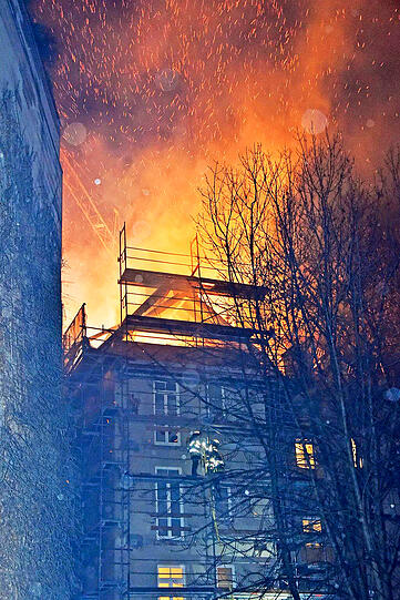 Bei dem Großbrand in Schwabing entsteht ein Millionenschaden. Die Feuerwehr ist mit 120 Mann vor Ort.