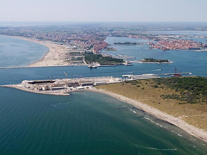 Arbeiten am "Mose"-Projekt in Venedig. Immer wieder steht die Stadt unter Wasser, und der Meeresspiegel steigt weiter.