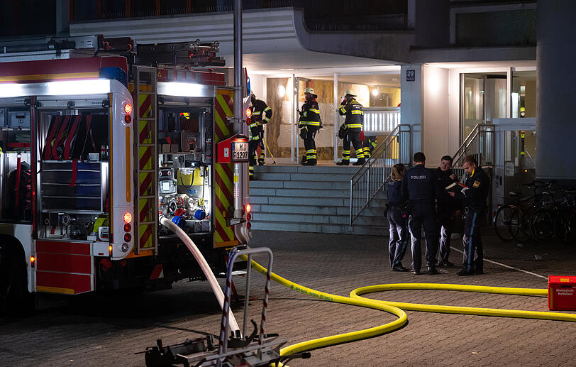 Die Feuerwehr musste einen Brand in der Tiefgarage und im neunten Stock des Hochhauses löschen.