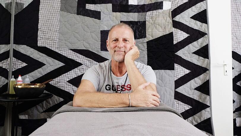 Stefan Treuer in seinem Studio "Titurel“ in Bogenhausen. Den "Berührungsraum“ hat er in Schwarz und Grau eingerichtet.