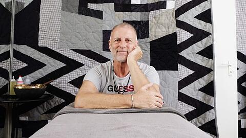Stefan Treuer in seinem Studio "Titurel“ in Bogenhausen. Den "Berührungsraum“ hat er in Schwarz und Grau eingerichtet.