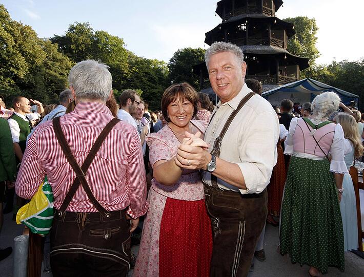 Servus, ich bin der Neue: Dieter Reiter mit seiner Frau Petra bei ihrem allerersten Kocherlball nach der Wahl zum Oberb&uuml;rgermeister, also im Sommer 2014.