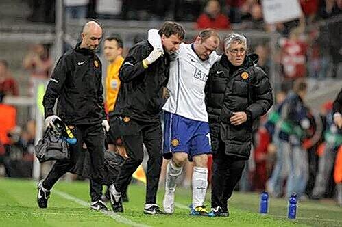 Wayne Rooney wird von Betreuern vom Platz geführt.