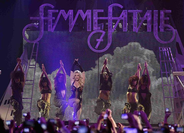 Am Sonntagmorgen (Ortszeit) stellte Britney Spears ihr neues Album "Femme Fatale" in der ABC Show "Good Morning America" vor. Sie zeigte sich dem Live-Publikum in San Francisco dabei sexy wie eh und je.