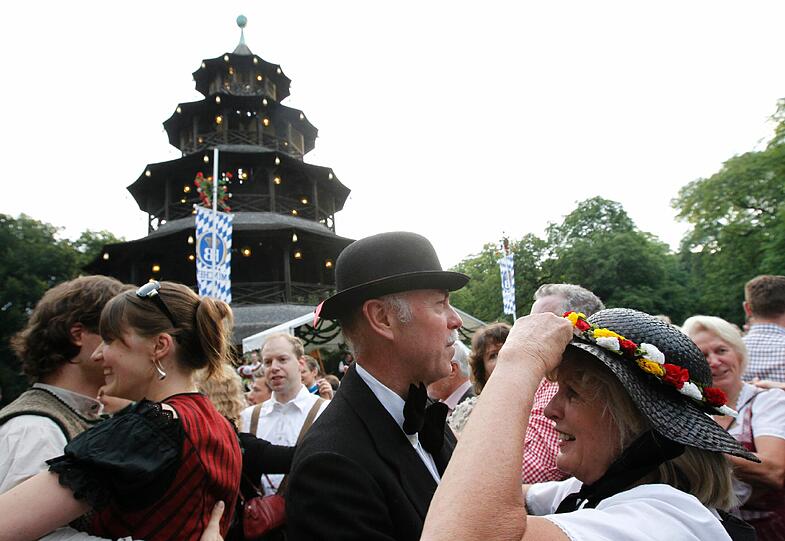 Tanzen und Feiern im Morgengrauen: die besten Bilder vom Kocherlball am Chinesischen Turm.