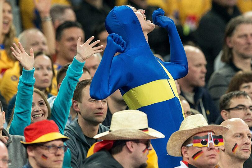 Schrille Outfits, skurrile Masken, schräge Typen, ausgelassene Stimmung: Bei der Handball-Europameisterschaft geben die Fans für ihre Teams tatsächlich alles. Die Bilder aus Polen...