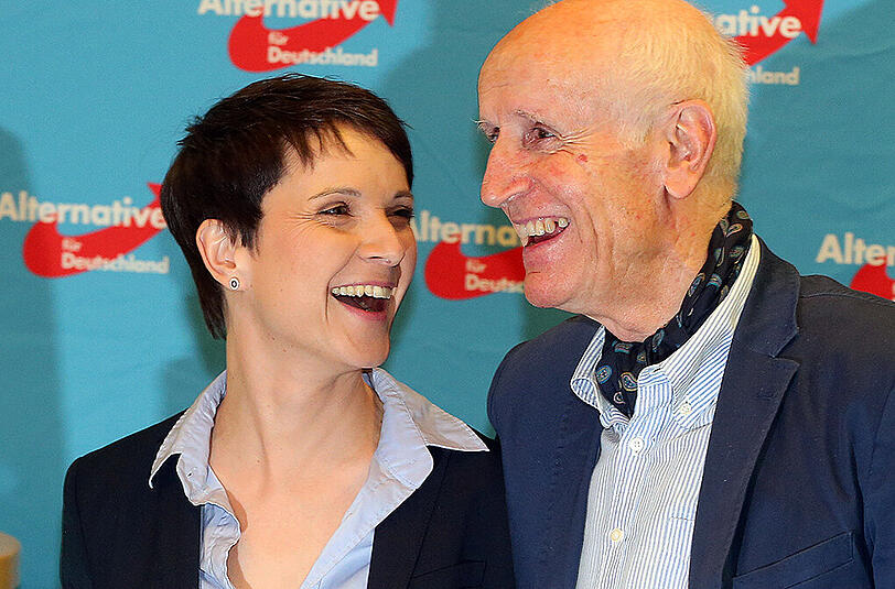 Lachend zeigen sich die Vorsitzende der AfD, Frauke Petry, und der stellvertretende Bundessprecher Albrecht Glaser am 13.03.2016 nach den Hochrechnungen der Wahlen in Sachsen-Anhalt, Rheinland-Pfalz und Baden-Württemberg auf der Wahlparty in Berlin.