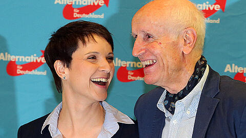 Lachend zeigen sich die Vorsitzende der AfD, Frauke Petry, und der stellvertretende Bundessprecher Albrecht Glaser am 13.03.2016 nach den Hochrechnungen der Wahlen in Sachsen-Anhalt, Rheinland-Pfalz und Baden-Württemberg auf der Wahlparty in Berlin.