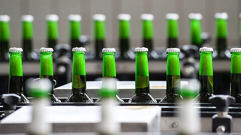 Der Kaloriengehalt könnte künftig auf der Bierflasche stehen.
