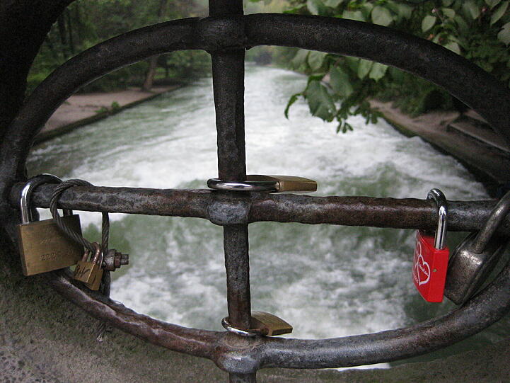 Hübsch: Die Liebesschlösser am Eisbach