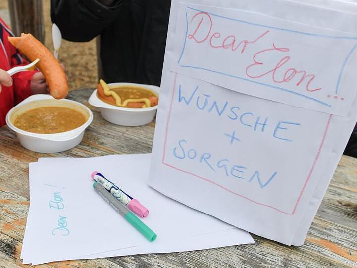 In einer Box werden Wünsche und Sorgen gesammelt - sie sind an Tesla-Chef Musk gerichtet.