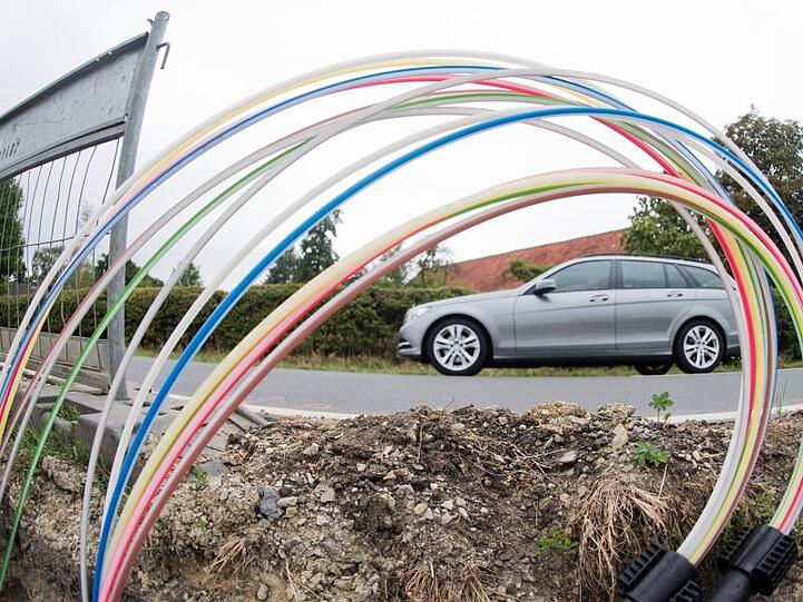 Wichtig für schnelles Internet: Leerrohre für Glasfaserleitungen liegen an einer Baugrube.