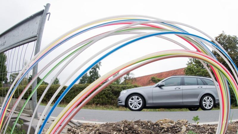 Wichtig für schnelles Internet: Leerrohre für Glasfaserleitungen liegen an einer Baugrube. Wichtig für schnelles Internet: Leerrohre für Glasfaserleitungen liegen an einer Baugrube.