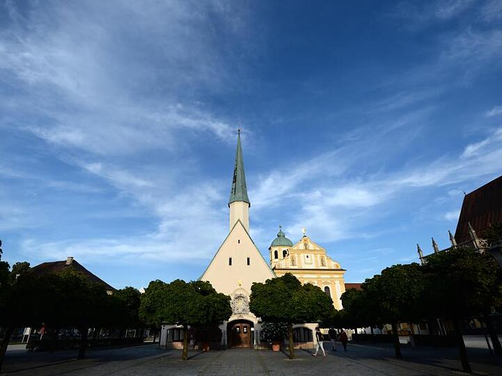 Die Gnadenkapelle (l) und die Kapuzinerkirche Sankt Magdalena im oberbayerischen Wallfahrtsort Altötting. Foto: Andreas Gebert/Archivbild