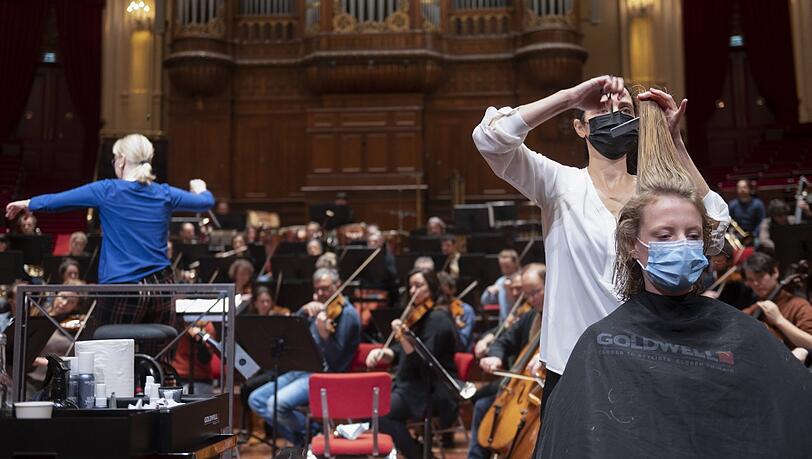 Bei einer Protestaktion gegen den Kultur-Lockdown in den Niederlanden konnte man sich im Amsterdamer Concertgebouw zu Orchestermusik frisieren lassen. Mittlerweile wurden auch dort Lockerungen beschlossen. Bei einer Protestaktion gegen den Kultur-Lockdown in den Niederlanden konnte man sich im Amsterdamer Concertgebouw zu Orchestermusik frisieren lassen. Mittlerweile wurden auch dort Lockerungen beschlossen.