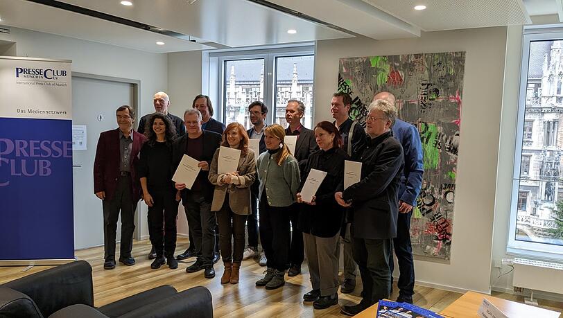 Die Vertreter der Freien Szene beim Gruppenfoto im Presseclub. Die Vertreter der Freien Szene beim Gruppenfoto im Presseclub.