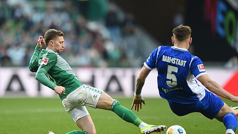 Werders Mitchell Weiser (l) kämpft gegen Darmstadts Matej Maglica um den Ball.