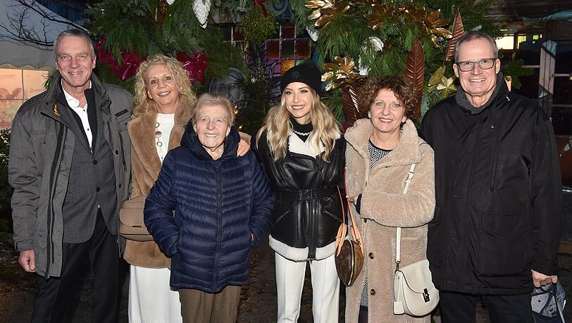 Cathy Hummels mit ihrer Familie beim Charity Weihnachtszauber im Teatro 2023. Cathy Hummels mit ihrer Familie beim Charity Weihnachtszauber im Teatro 2023.