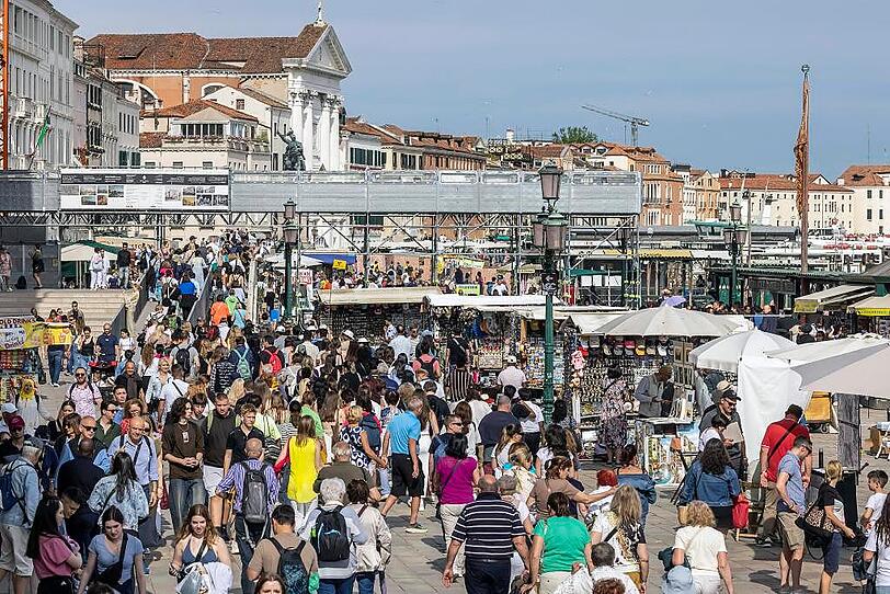 Overtourism in Venedig. Seit 2024 gilt in bestimmten Zeiträumen ein Eintritt. Overtourism in Venedig. Seit 2024 gilt in bestimmten Zeiträumen ein Eintritt.