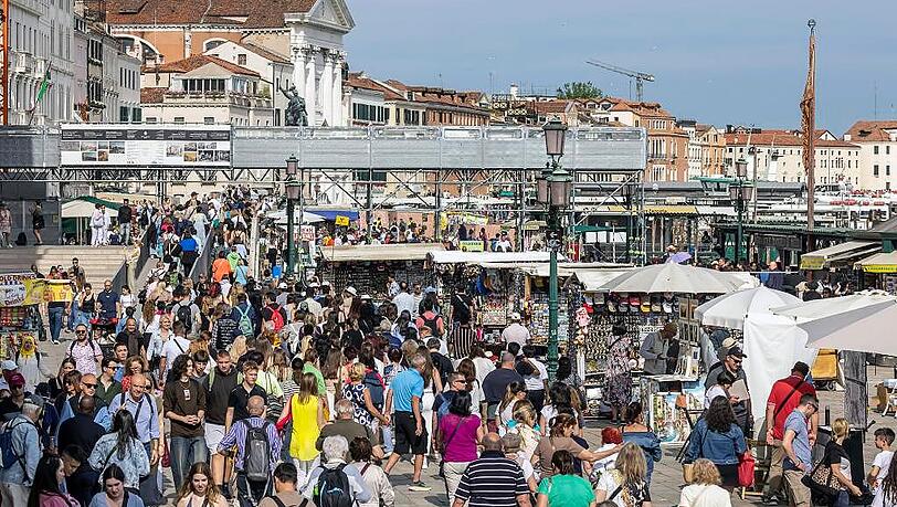 Overtourism in Venedig. Seit 2024 gilt in bestimmten Zeiträumen ein Eintritt.