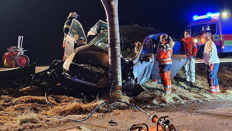 Der Fahrer konnte das Auto mit Unterst&uuml;tzung der Feuerwehrleute eigenst&auml;ndig verlassen.