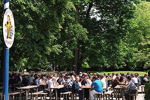 Unterhaltung der etwas anderen Art im Biergarten: Jeden zweiten Donnerstag im Monat singt Haupt&rsquo;-Wirtin Gigi Pfundmair, eine ausgebildete Opernsängerin