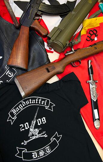 Polizeivizepraesident Robert Kopp präsentiert die gefundenen Waffen