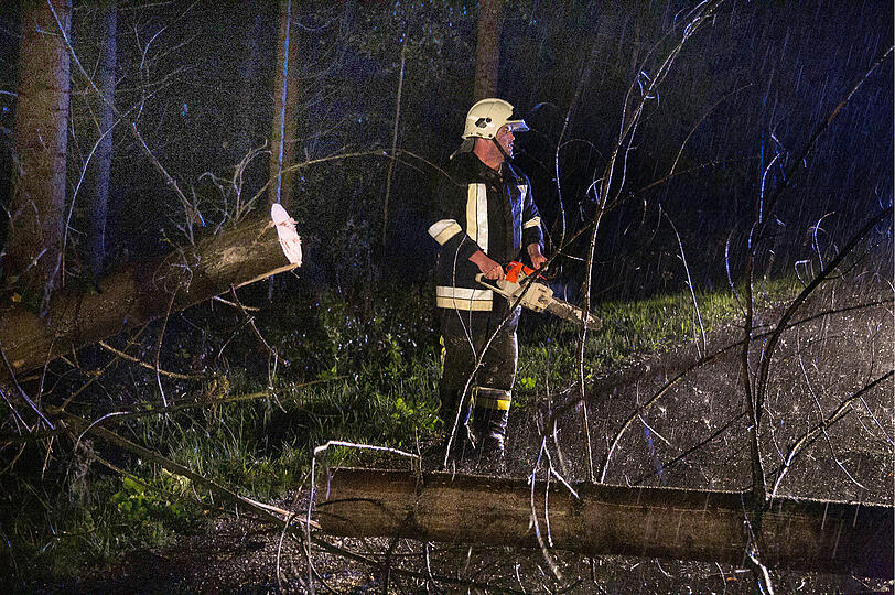 Die Feuerwehr in Bayern hatte mit zahlreichen umgestürzten Bäumen zu kämpfen. Teilweise wurden die Bäume mit Unterstützung der Landwirte von den Straßen geräumt.
